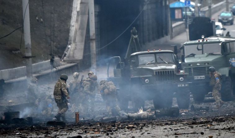 del servicio ucraniano recogen proyectiles sin explotar después de un enfrentamiento con un grupo de asalto ruso en la capital ucraniana de Kyiv en la mañana del 26 de febrero de 2022, según el personal del servicio ucraniano en el lugar. -