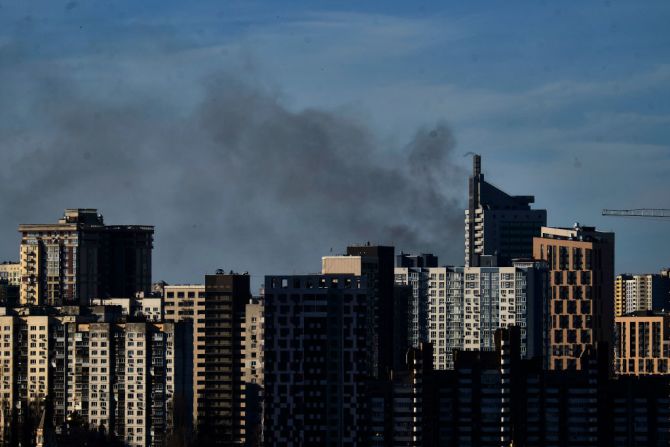 Se ve humo saliendo de los edificios el 26 de febrero de 2022 en Kyiv, Ucrania.