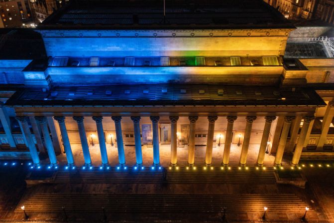 El histórico St George's Hall de Liverpool se ilumina en amarillo y azul en apoyo y solidaridad con el pueblo de Ucrania el 24 de febrero de 2022 en Liverpool, Reino Unido.