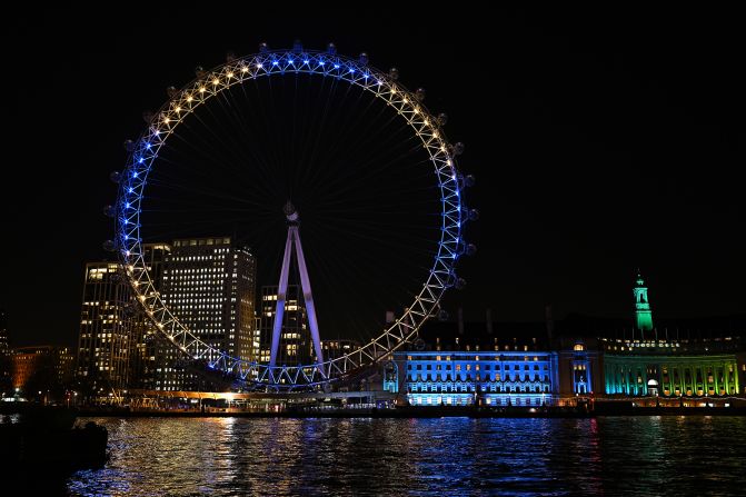 El London Eye se une a los lugares emblemáticos de todo el mundo que se iluminan en unidad con el pueblo de Ucrania, el 25 de febrero.