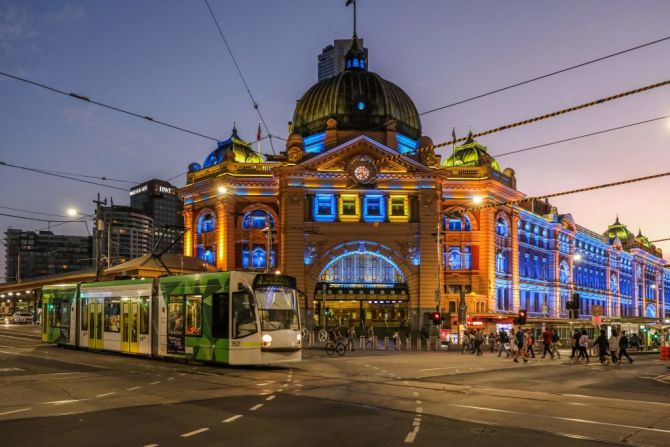 La estación de Flinders Street se ilumina en amarillo y azul en Melbourne, Australia el 24 de febrero de 2022, con los colores nacionales de Ucrania como muestra de apoyo.