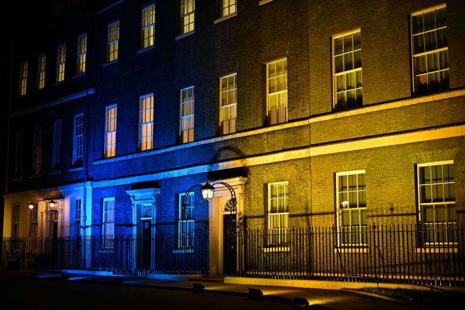 El frente del número 10 de Downing Street, la residencia del primer ministro británico Boris Johnson, se ilumina de azul y amarillo en una expresión de solidaridad con Ucrania el 24 de febrero de 2022 en Londres, Inglaterra.