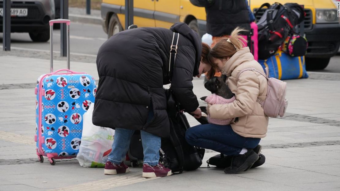 Familias reuniendo sus pertenencias fuera de la estación.