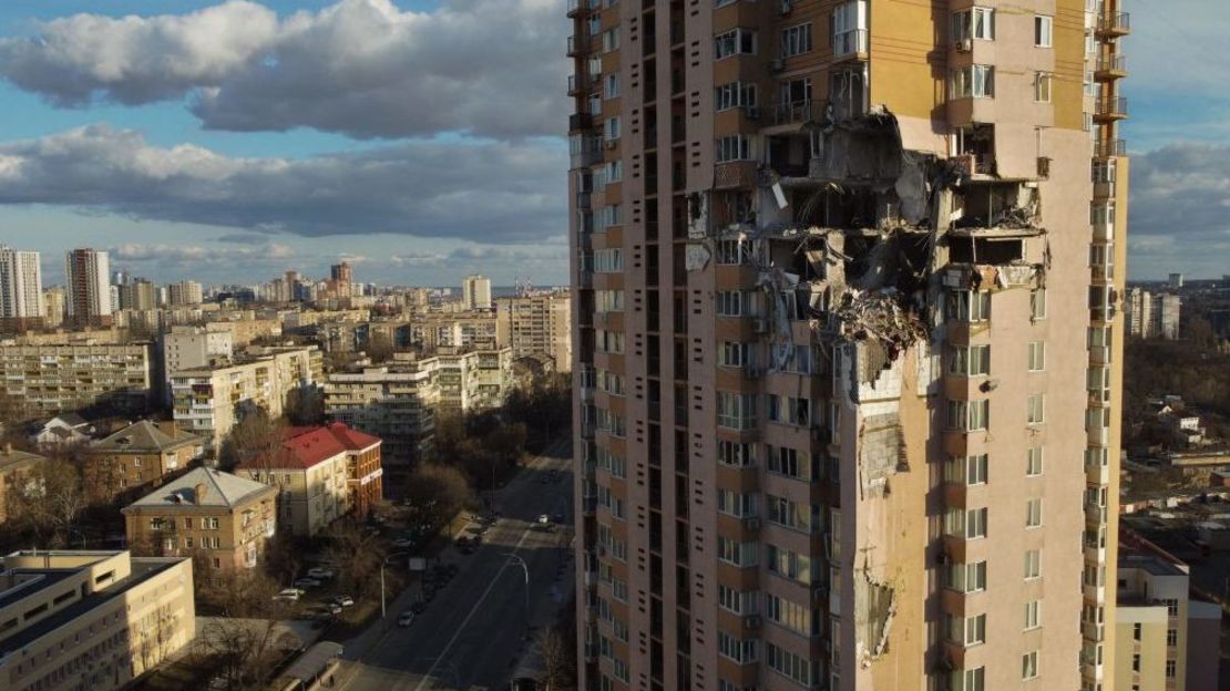 Los daños en los pisos superiores de un edificio en Kyiv el 26 de febrero de 2022, luego de que, según reportes, fuera alcanzado por un cohete ruso.