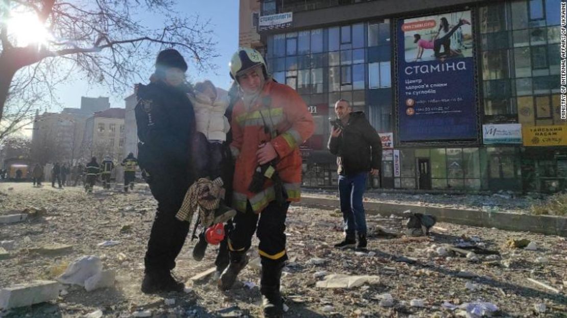 Residentes evacuados del edificio de apartamentos dañado en Kyiv el 26 de febrero.