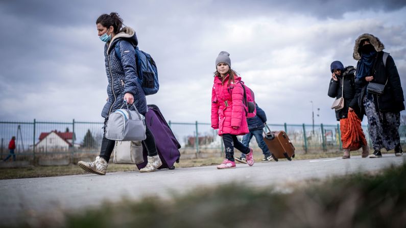 Refugiados de Ucrania ingresan a Przemysl, Polonia, después de cruzar la frontera.