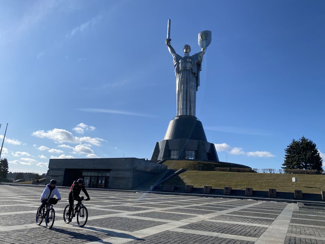 Los ciclistas pasan por el Museo Nacional de Historia de Ucrania en la Segunda Guerra Mundial el domingo 20 de febrero.