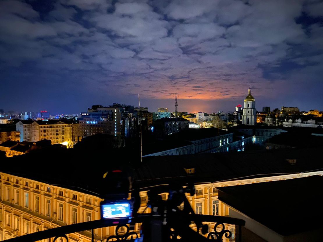 Una gran explosión ilumina el cielo nocturno de Kyiv el domingo 27 de febrero.