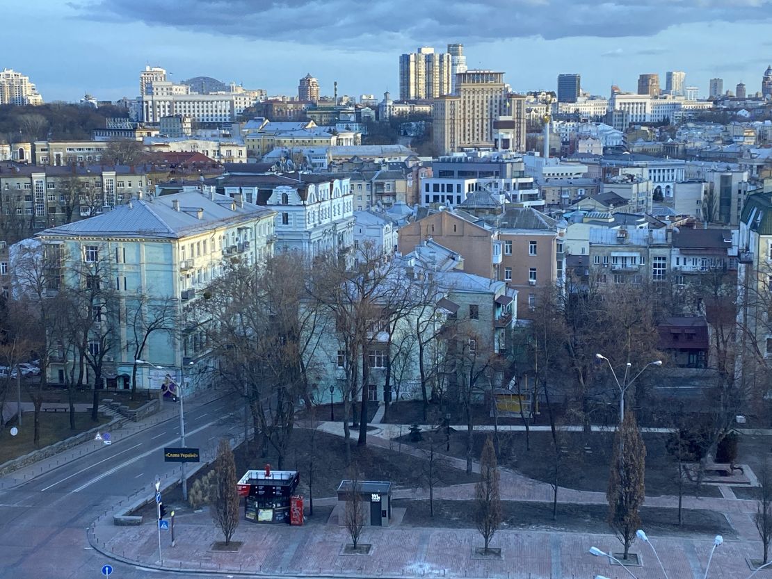 Una señal de tráfico vista en una calle desierta en el centro de Kyiv dice "Gloria a Ucrania" el sábado 26 de febrero.