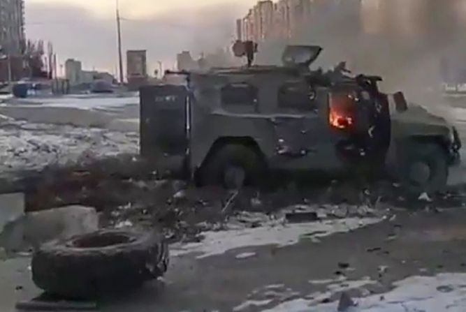 Una captura de pantalla de un video muestra un vehículo blindado ruso ardiendo después de que fue destruido por las fuerzas ucranianas en Kharkiv, Ucrania, el 27 de febrero. Estallaron enfrentamientos callejeros cuando las tropas rusas ingresaron a Kharkiv, la segunda ciudad más grande de Ucrania, y se instó a los residentes a permanecer en albergues y no viajes.