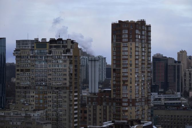Una vista general de la ciudad de Kyiv, Ucrania, el domingo 27 de febrero. El alcalde Vitali Klitschko extendió el toque de queda en toda la ciudad hasta el lunes por la mañana. El toque de queda se extenderá desde las 5 p.m. a las 8 a. m. hora local "para una defensa más eficaz de la capital y la seguridad de sus habitantes".