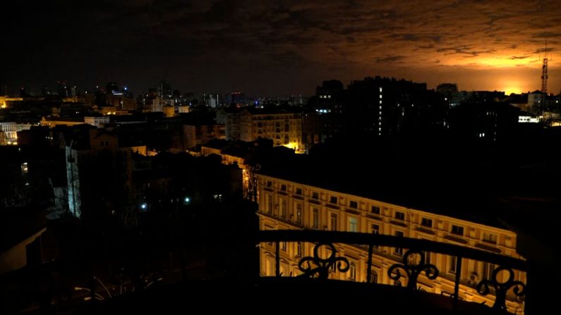 Una explosión iluminó el cielo al sur de Kyiv, Ucrania, la madrugada del domingo 27 de febrero. Esa y otra gran explosión parecían haber ocurrido alrededor de Vasylkil, que tiene un gran aeródromo militar y múltiples tanques de combustible y está a unos 30 kilómetros al sur de Kyiv.