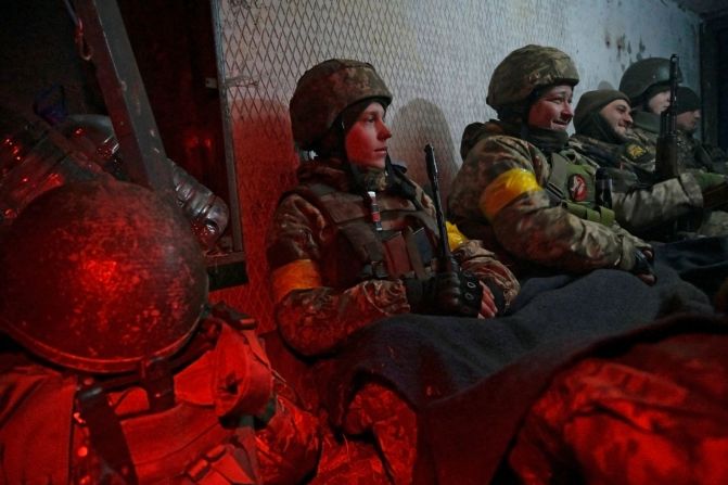 Los miembros del servicio ucraniano se refugian en la base aérea de Vasylkiv, cerca de Kyiv, Ucrania, el sábado 26 de febrero.