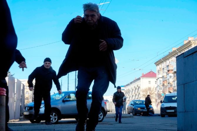 La gente en Kyiv corre para ponerse a cubierto durante los bombardeos el sábado 26 de febrero.