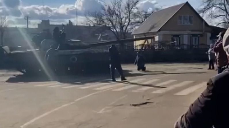 Una foto tomada de un video muestra a un hombre frente a un tanque ruso a lo largo de una carretera en Bakhmach, a poco más de 110 millas al noreste de la capital ucraniana de Kyiv, el sábado 26 de febrero de 2022.