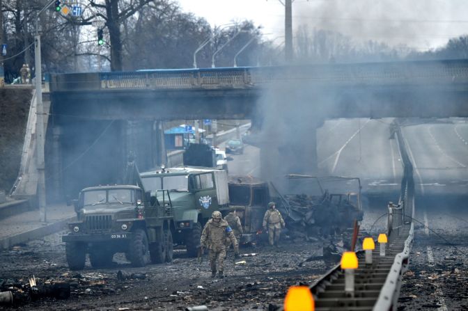 Los miembros del servicio ucraniano son vistos en Kyiv la mañana del 26 de febrero después de pelear con los rusos en la capital.