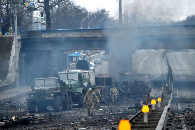 Los del servicio ucraniano son vistos en Kyiv la mañana del 26 de febrero después de pelear con los rusos en la capital.
