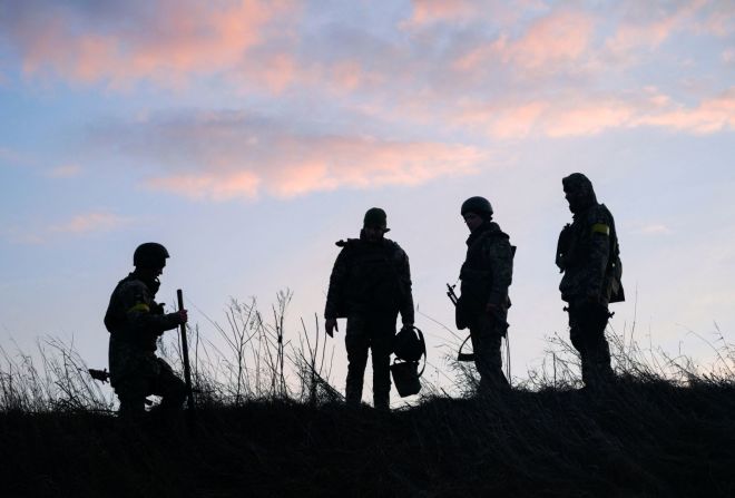 del servicio ucraniano toman posiciones en la base aérea militar de Vasylkiv el 26 de febrero.