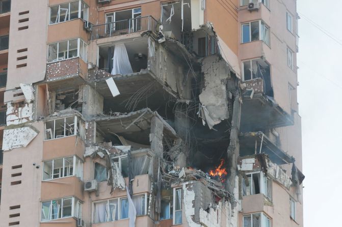 Este edificio de apartamentos en Kyiv resultó dañado por los bombardeos del 26 de febrero. Las paredes exteriores de varias unidades de apartamentos parecían haber volado por completo, con los interiores ennegrecidos y escombros sueltos.