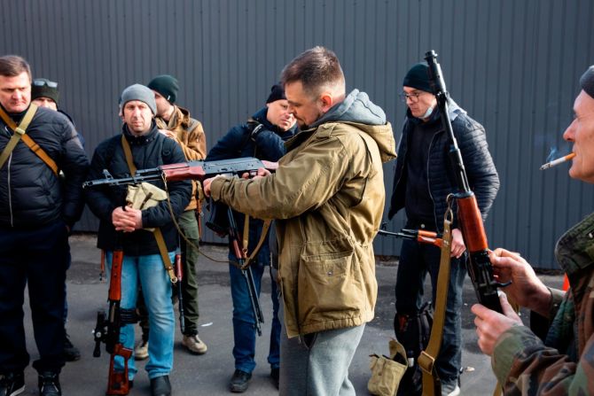 Miembros de la Fuerza de Defensa Territorial –la reserva militar de Ucrania– se preparan para defender Kyiv el 26 de febrero.