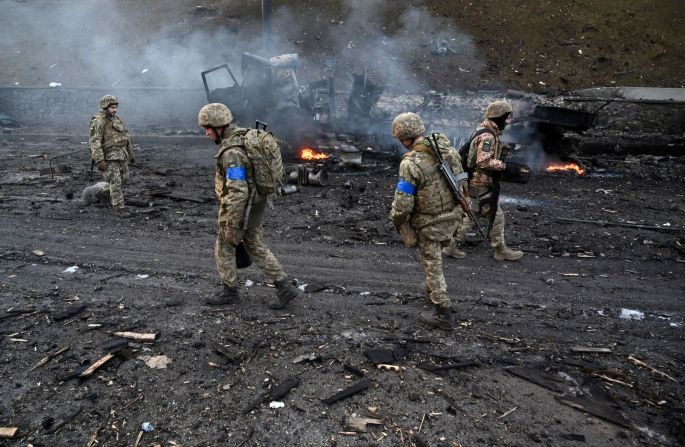 Los miembros del servicio ucraniano recogen proyectiles sin explotar después de luchar con las tropas rusas que avanzaban en Kyiv a principios del 26 de febrero.