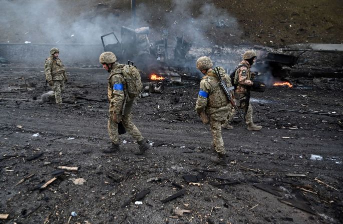 Los del servicio ucraniano recogen proyectiles sin explotar después de luchar con las tropas rusas que avanzaban en Kyiv a principios del 26 de febrero.