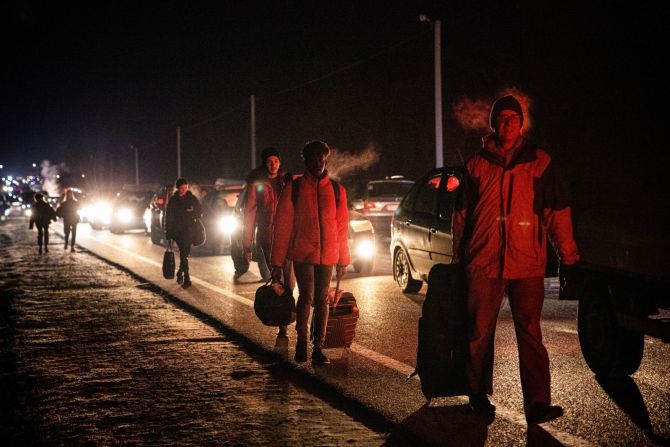 La gente cruza de Ucrania a Polonia en el cruce fronterizo de Korczowa-Krakovets el 26 de febrero.