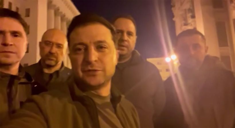 El presidente de Ucrania, Volodymyr Zelensky, publicó un video en Facebook el viernes 25 de febrero, prometiendo defender a su país mientras estaba de pie en una calle de Kyiv con otros líderes de su istración. "Estamos todos aquí", dijo. "Nuestro ejército está aquí. Los ciudadanos y la sociedad están aquí. Todos estamos aquí defendiendo nuestra independencia, nuestro estado y así seguirá siendo. ¡Gloria a nuestros defensores! ¡Gloria a nuestras defensoras! ¡Gloria a Ucrania!".