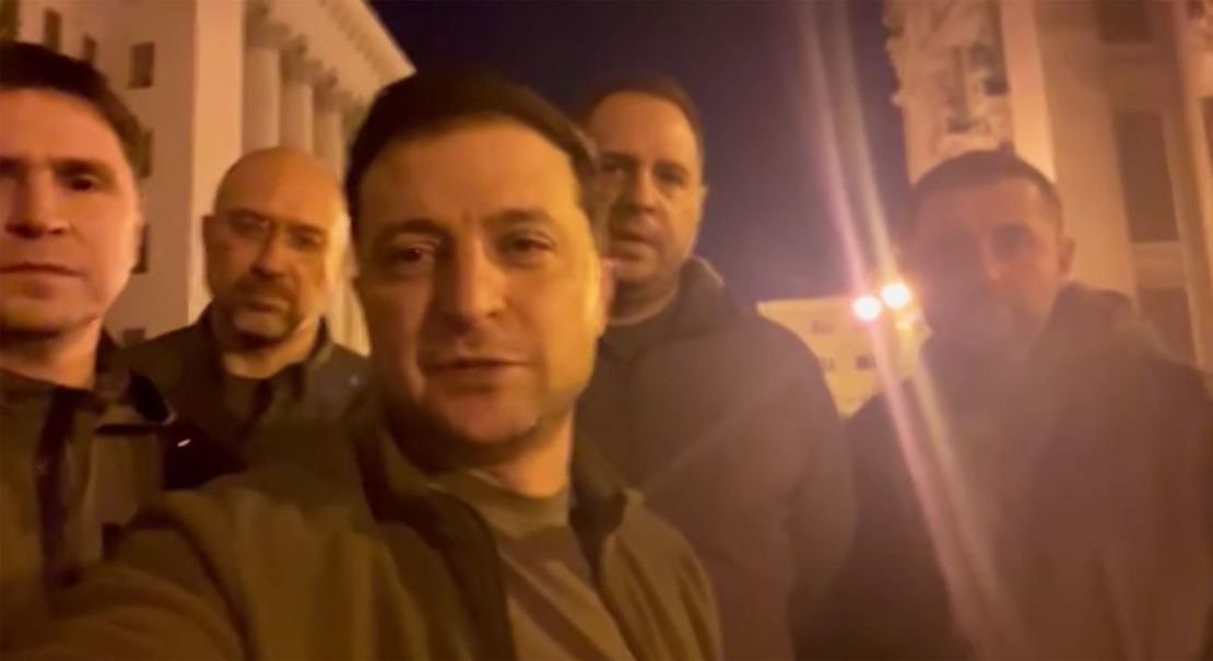 El presidente de Ucrania, Volodymyr Zelensky, publicó un video en Facebook el viernes 25 de febrero, prometiendo defender a su país mientras estaba de pie en una calle de Kyiv con otros líderes de su administración. "Estamos todos aquí", dijo. "Nuestro ejército está aquí. Los ciudadanos y la sociedad están aquí. Todos estamos aquí defendiendo nuestra independencia, nuestro estado y así seguirá siendo. ¡Gloria a nuestros defensores! ¡Gloria a nuestras defensoras! ¡Gloria a Ucrania!"