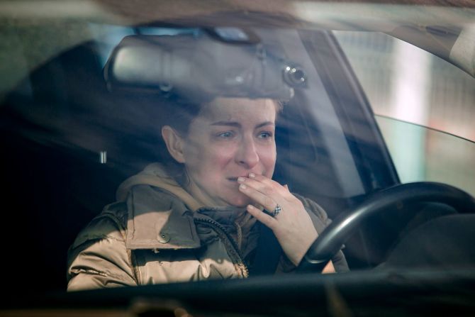 Una mujer llora en su automóvil después de cruzar la frontera de Ucrania a Sighetu Marmatiei, Rumania, el 25 de febrero.