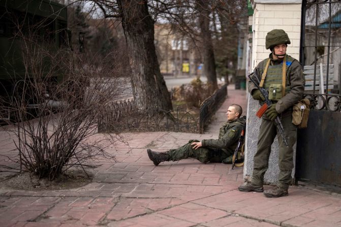 Un soldado ucraniano herido por fuego cruzado dentro de Kyiv el 25 de febrero.