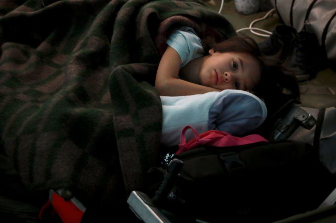 Un niño de Ucrania duerme en una tienda de campaña en un centro humanitario en Palanca, Moldavia, el 25 de febrero.
