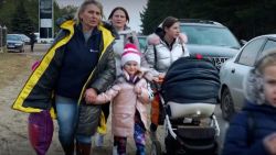 CNNE 1160895 - familias ucranianas dicen adios a sus seres queridos en medio de la guerra con rusia