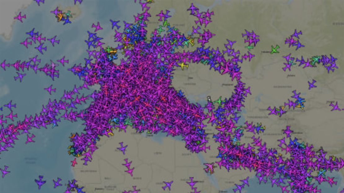 Esta imagen del rastreador de aeronaves ADS-B Exchange tomada a las 11:15 a. m. ET del 24 de febrero muestra el espacio aéreo vacío sobre Ucrania y su frontera con Rusia.