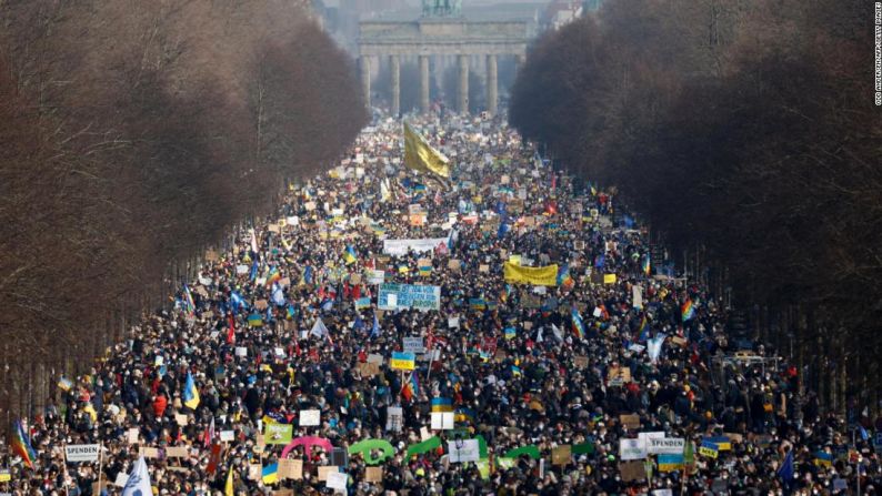 Miles de personas se reúnen en el parque Tiergarten de Berlín para protestar contra la guerra en curso en Ucrania el 27 de febrero.