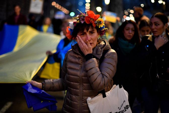 Una manifestante en Barcelona, España, llora el 24 de febrero durante una protesta contra la invasión rusa de Ucrania.