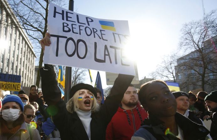 Una manifestante sostiene un cartel que dice "ayuda antes de que sea demasiado tarde" durante una manifestación en Bruselas, Bélgica, el 26 de febrero.