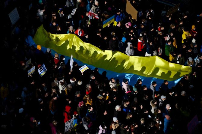 Personas reunidas en una manifestación contra la invasión rusa de Ucrania el domingo 27 de febrero en Praga, República Checa. El acontecimiento de Praga fue especialmente conmovedor, ya que muchos de sus asistentes vivieron en primera persona una invasión rusa. En 1968, los ejércitos soviéticos del Pacto de Varsovia invadieron Checoslovaquia, aplastando el movimiento de reforma democrática llamado Primavera de Praga y restaurando el régimen comunista totalitario. Las tropas permanecieron en Checoslovaquia durante más de dos décadas, y las últimas se marcharon en junio de 1991.