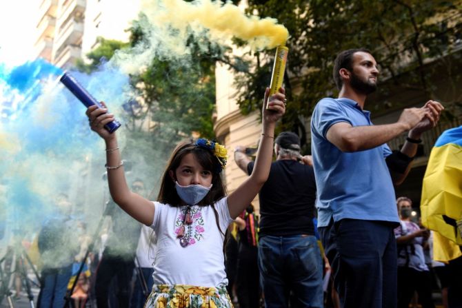 Una niña sostiene bombas de humo en una protesta en Buenos Aires el 25 de febrero.