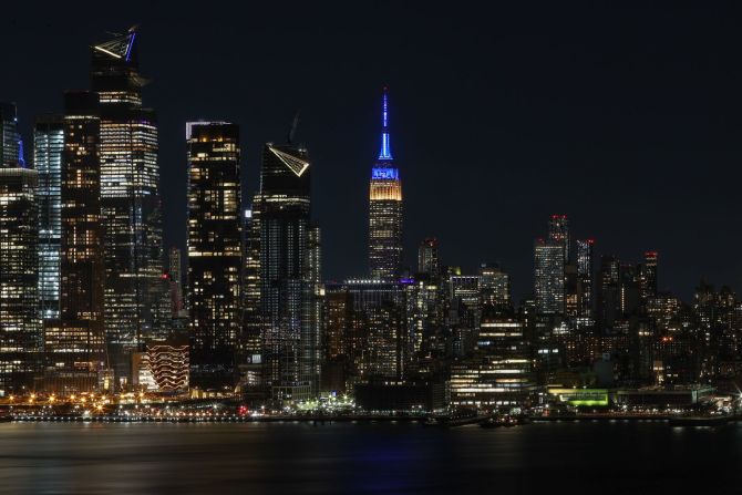 El Empire State Building de Nueva York se ilumina con los colores de la bandera ucraniana el 25 de febrero.