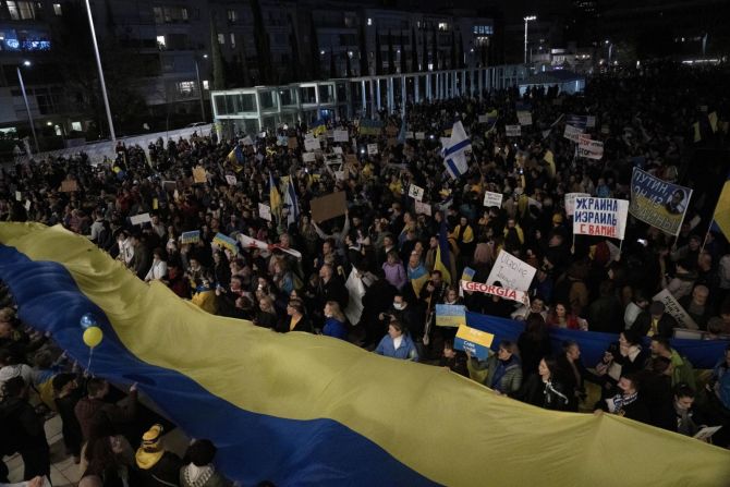 Manifestantes despliegan una bandera de Ucrania en Tel Aviv, Israel, el 26 de febrero.