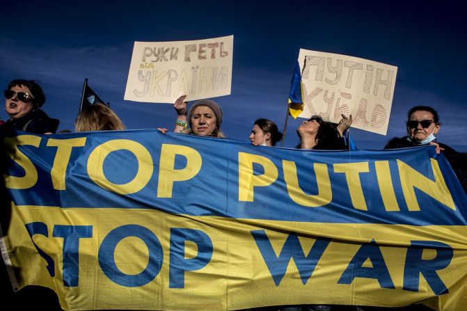 Personas protestan en Roma el 24 de febrero.