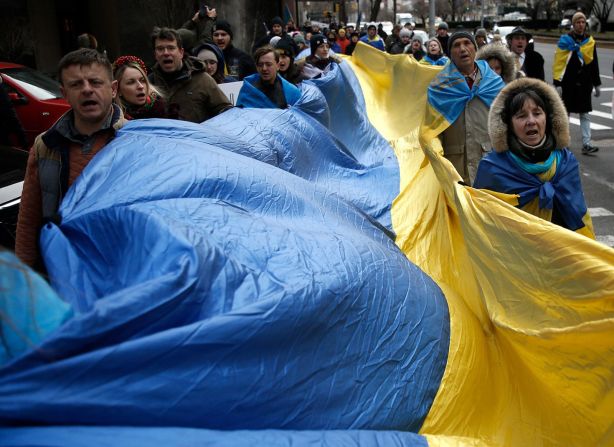 Simpatizantes de Ucrania marchan por las calles de Nueva York con banderas y carteles el 24 de febrero.