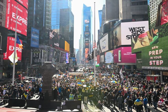 Personas se reúnen en Times Square de Nueva York para la manifestación "Stand With Ukraine" el 26 de febrero.