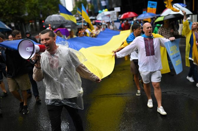 Un grupo de personas lleva una bandera de Ucrania durante una protesta en Sydney el 26 de febrero.