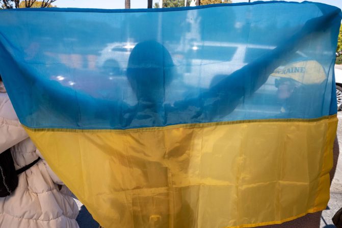 Un manifestante sostiene una bandera ucraniana en Los Ángeles el 24 de febrero.