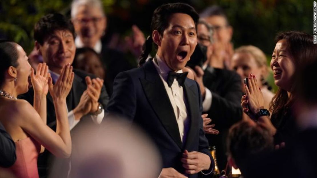 La estrella de "Squid Game", Lee Jung-jae, reacciona después de ganar un premio del Screen Actors Guild el domingo 27 de febrero. Chris Pizzello/Invisión/AP