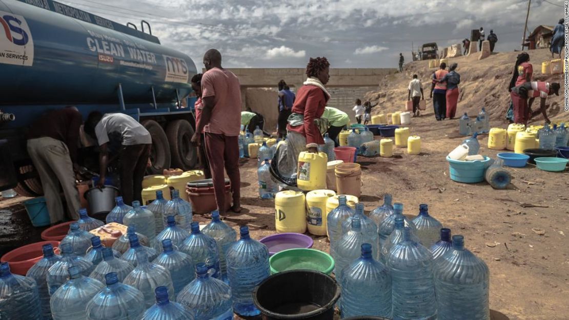 Residentes llenan contenedores de agua durante la escasez en Nairobi, Kenia, en enero.