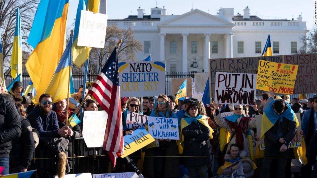 Una protesta contra la invasión rusa de Ucrania frente a la Casa Blanca en Washington, el domingo 27 de febrero de 2022.