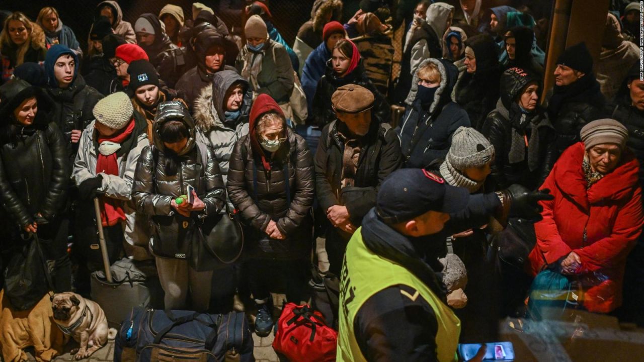 CNNE 1161211 - polonia recibe a miles de refugiados ucranianos